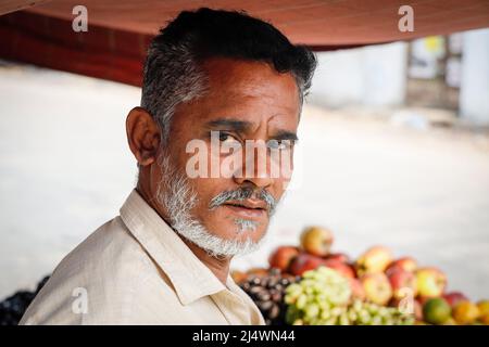 Porträt eines Obstverkäufers in Trichy, Tamil Nadu, Indien Stockfoto