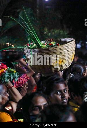 Frauen, die während eines religiösen Festivals in Trichy, Tamil Nadu, Indien, Opfergaben auf dem Kopf tragen Stockfoto