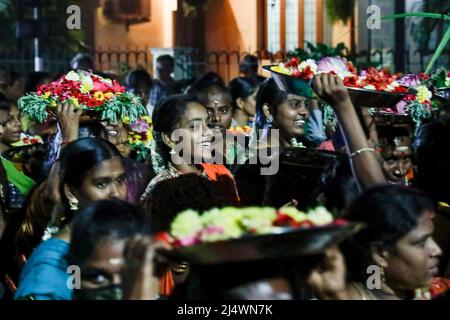 Frauen, die während eines religiösen Festivals in Trichy, Tamil Nadu, Indien, Opfergaben auf dem Kopf tragen Stockfoto