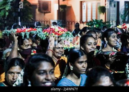 Frauen, die während eines religiösen Festivals in Trichy, Tamil Nadu, Indien, Opfergaben auf dem Kopf tragen Stockfoto