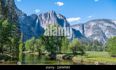 Yosemite '21 - Lower Yosemite Falls und der Merced River von der Swinging Bridge, im Yosemite National Park, in der Nähe von Merced, Kalifornien. Stockfoto