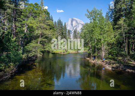 Half Dome und der Merced River von der Sentinel Bridge, im Yosemite National Park, in der Nähe von Merced, Kalifornien. Stockfoto