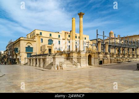 Valletta, Malta - April 19. 2020: Die Überreste des Royal Opera House, das 1866 erbaut und bei einem Luftangriff während des Weltkrieges 2 zerstört wurde. Stockfoto