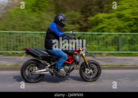 2012 schwarz Aprilia V Twin Supermoto Motorrad 750cc Benzin Stockfoto