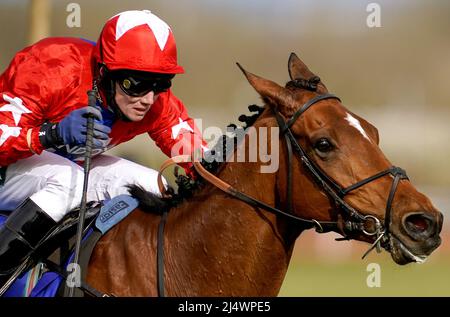 Aktenfoto vom 08-04-2021 von Jockey Joshua Moore, der sich nach seinem Sturz am Samstag in Haydock auf eine weitere Operation vorbereitet. Ausgabedatum: Montag, 18. April 2022. Stockfoto