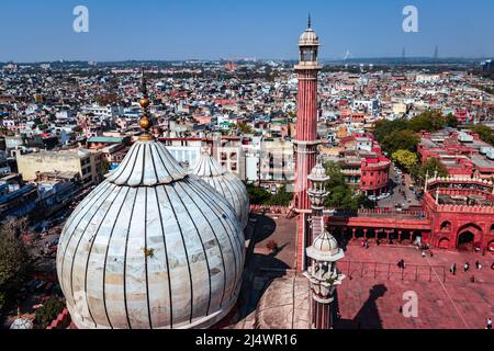 Alte Moschee vintage Kuppel und Turm mit überfüllten Stadtbau am Morgen aus einzigartigem Winkel Bild wird in Jama Masjid delhi indien am 30. März aufgenommen Stockfoto