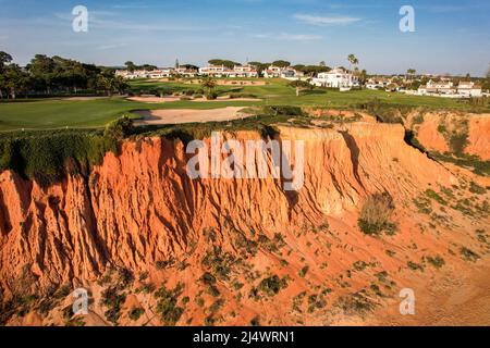 Luftaufnahme von Golfplätzen in der Nähe des Strandes in der Nähe von der Algarve, von der aus man einen Blick auf den Strand hat Stockfoto