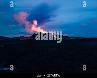 Beeindruckende Luftaufnahme der explodierenden roten Lava vom Active Volcano in Island Stockfoto