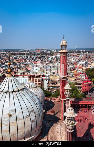 Alte Moschee vintage Kuppel und Turm mit überfüllten Stadtbau am Morgen aus einzigartigem Winkel Bild wird in Jama Masjid delhi indien am 30. März aufgenommen Stockfoto