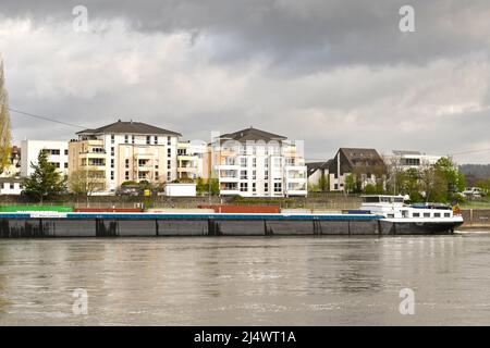 Koblenz, Deutschland – April 2022: Industriebarge transportiert Schiffscontainer an der Mosel. Stockfoto