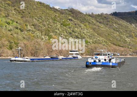 Rhein, Deutschland – April 2022: Industrieschiffe fahren auf dem Rhein, einer wichtigen Wasserstraße durch Europa Stockfoto