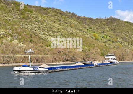 Rhein, Deutschland – April 2022: Industriebarge transportiert Schotter auf dem Rhein, einer wichtigen Wasserstraße durch Europa Stockfoto