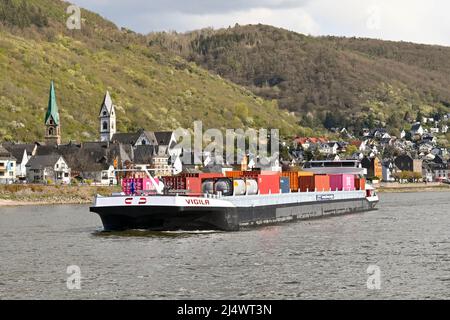 Rhein, Deutschland – April 2022: Industriebarge transportiert Schifffahrtscontainer auf dem Rhein, einer wichtigen Wasserstraße durch Europa Stockfoto