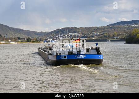 Rhein – April 2022: Rückansicht eines Industrietankers, der Kraftstoff auf dem Rhein transportiert, einer großen europäischen Wasserstraße Stockfoto