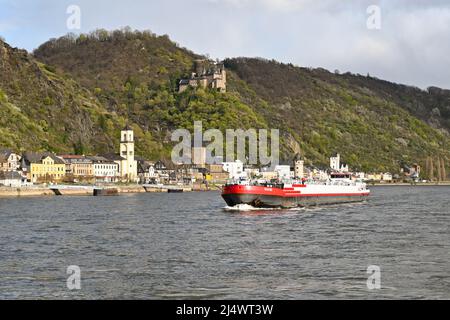 Rhein – April 2022: Industrietanker transportieren Treibstoff auf dem Rhein, einer wichtigen Wasserstraße durch Europa Stockfoto