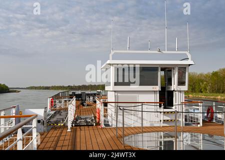 Rhein, Deutschland – April 2022: Rückansicht der Brücke und des Kontrollraums auf einem Flusskreuzfahrtschiff, das den Rhein durch Deutschland hinauffährt Stockfoto