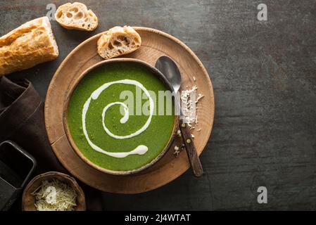 Frische grüne Suppe auf grauem Hintergrund oben schießen. Stockfoto