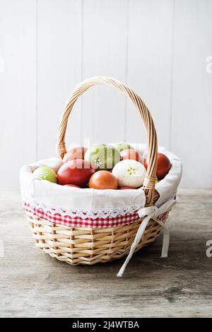 Ostern traditionelle Lebensmittel mit Eiern im Korb. Feiertage Hintergrund Stockfoto