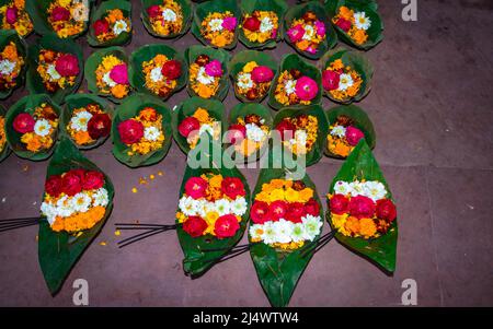 Grüner Blatttopf, gefüllt mit bunten Blumen am Tempel aus dem oberen Winkel Stockfoto