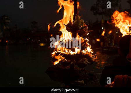 Brennende Flamme des aarti Topfes mit dunklem Hintergrund für heilige Rituale in der Nacht Stockfoto