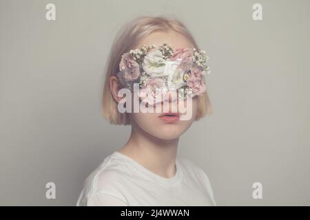 Teenager Mädchen mit geschlossenen Augen. Selbsterkennungskonzept Stockfoto