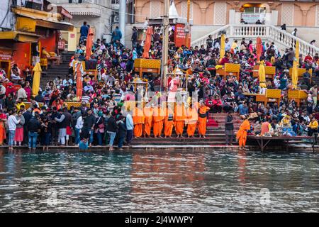 Menschen versammelten sich am ganges aarti religiösen Pryer am Abend am Flussufer Bild wird in har KI pauri haridwar uttrakhand indien am 15 2022. März aufgenommen. Stockfoto