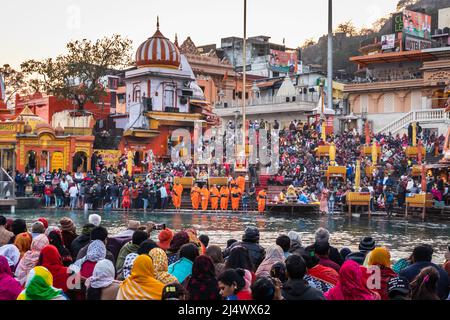 Menschen versammelten sich am ganges aarti religiösen Pryer am Abend am Flussufer Bild wird in har KI pauri haridwar uttrakhand indien am 15 2022. März aufgenommen. Stockfoto