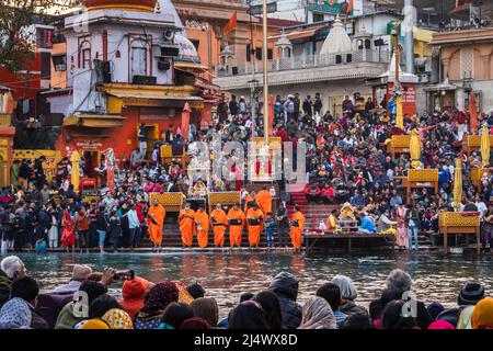 Menschen versammelten sich am ganges aarti religiösen Pryer am Abend am Flussufer Bild wird in har KI pauri haridwar uttrakhand indien am 15 2022. März aufgenommen. Stockfoto