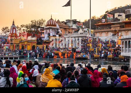 Menschen versammelten sich am ganges aarti religiösen Pryer am Abend am Flussufer Bild wird in har KI pauri haridwar uttrakhand indien am 15 2022. März aufgenommen. Stockfoto