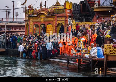 Menschen versammelten sich am ganges aarti religiösen Pryer am Abend am Flussufer Bild wird in har KI pauri haridwar uttrakhand indien am 15 2022. März aufgenommen. Stockfoto