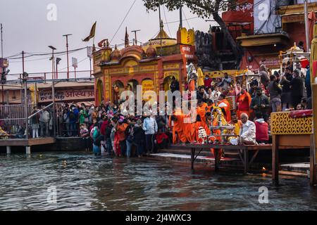 Menschen versammelten sich am ganges aarti religiösen Pryer am Abend am Flussufer Bild wird in har KI pauri haridwar uttrakhand indien am 15 2022. März aufgenommen. Stockfoto