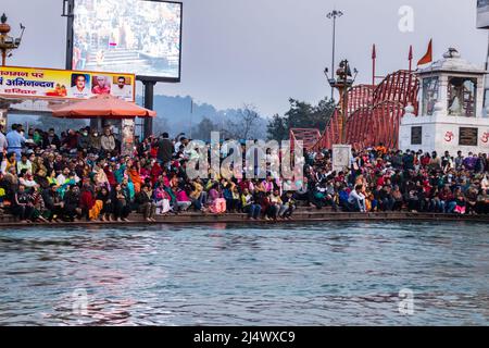 Menschen versammelten sich am ganges aarti religiösen Pryer am Abend am Flussufer Bild wird in har KI pauri haridwar uttrakhand indien am 15 2022. März aufgenommen. Stockfoto