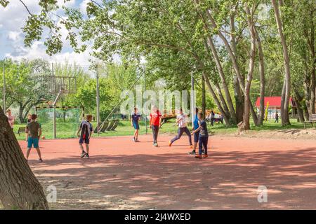 Nyiregyhaza, Ungarn – 11. Mai 2019: Kinder spielen Fußball auf dem Spielplatz im Salt Lake (Sosto) Park Stockfoto