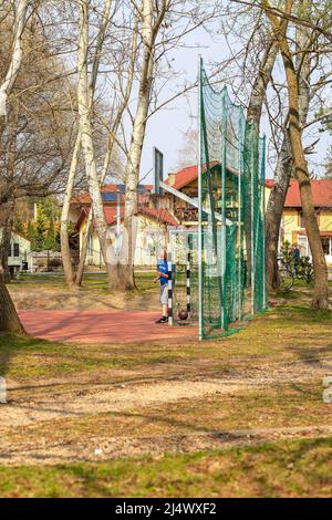 Nyiregyhaza, Ungarn – 24. März 2019: Fußballplatz im öffentlichen Park. Ball nicht im Tor, Mann als Fußballtorwart vor den Toren Stockfoto