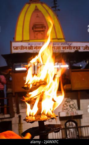 heilige ganges aarti Flamme mit Tempelhintergrund am Abend Bild wird in har KI pauri haridwar uttrakhand indien am 15 2022. März aufgenommen. Stockfoto