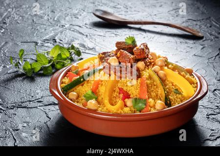 Fleisch- und Gemüsecouscous in einer Schüssel, typisches marokkanisches Essen, ein traditionelles festliches arabisches Gericht mit Kräutern und Gewürzen Stockfoto