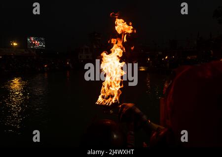 heilige ganges aarti Flamme mit Tempelhintergrund am Abend Bild wird in har KI pauri haridwar uttrakhand indien am 15 2022. März aufgenommen. Stockfoto