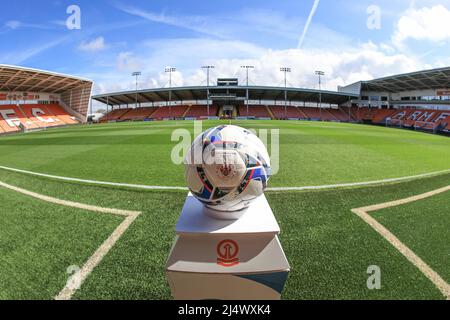 Blackpool, Großbritannien. 18. April 2022. Der heutige Spielball in der Bloomfield Road in Blackpool, Großbritannien am 4/18/2022. (Foto von Mark Cosgrove/News Images/Sipa USA) Quelle: SIPA USA/Alamy Live News Stockfoto