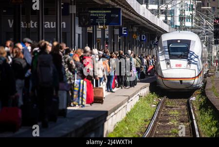 Stuttgart, Deutschland. 18. April 2022. Reisende warten auf einem Bahnsteig am Hauptbahnhof auf einen ankommenden ICE der Deutschen Bahn. Am Stuttgarter Hauptbahnhof war für die Osterreise viel los. Quelle: Christoph Schmidt/dpa/Alamy Live News Stockfoto