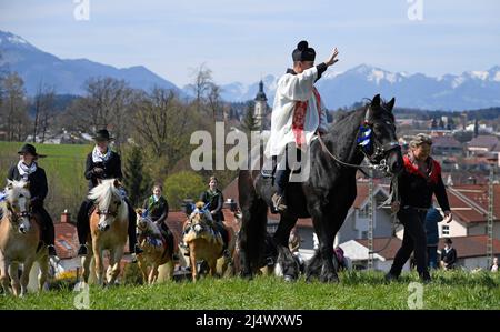 Traunstein, Deutschland. 18. April 2022. Teilnehmer des St. Georgs-Ritts reiten mit geschmückten Pferden von Traunstein zur Kirche Ettendorf. Der Ritt, einer der größten Pferdewallfahrten Bayerns, wurde in den vergangenen zwei Jahren aufgrund der Corona-Pandemie abgesagt. Quelle: Uwe Lein/dpa/Alamy Live News Stockfoto