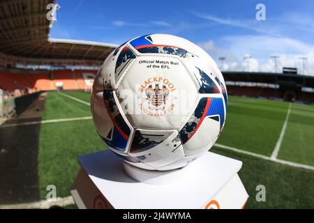 Blackpool, Großbritannien. 18. April 2022. Der heutige Spielball in der Bloomfield Road in Blackpool, Großbritannien am 4/18/2022. (Foto von Mark Cosgrove/News Images/Sipa USA) Quelle: SIPA USA/Alamy Live News Stockfoto