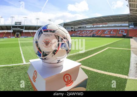 Blackpool, Großbritannien. 18. April 2022. Der heutige Spielball in der Bloomfield Road in Blackpool, Großbritannien am 4/18/2022. (Foto von Mark Cosgrove/News Images/Sipa USA) Quelle: SIPA USA/Alamy Live News Stockfoto