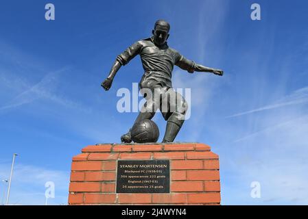 Blackpool, Großbritannien. 18. April 2022. The Stanley Mortensen Statue at Bloomfield Road in Blackpool, United Kingdom on 4/18/2022. (Foto von Mark Cosgrove/News Images/Sipa USA) Quelle: SIPA USA/Alamy Live News Stockfoto