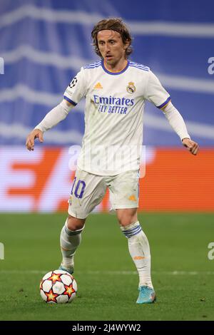 Madrid, Spanien, 12.. April 2022. Luka Modric von Real Madrid während des UEFA Champions League-Spiels im Bernabeu, Madrid. Bildnachweis sollte lauten: Jonathan Moscrop / Sportimage Stockfoto