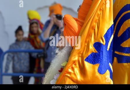 Gravesend, Kent, Großbritannien. 16.. April 2022. Tausende von Mitgliedern der großen Sikh-Gemeinschaft von Gravesend durchlaufen die Stadt vom Guru Nanak Darbar Gur Stockfoto