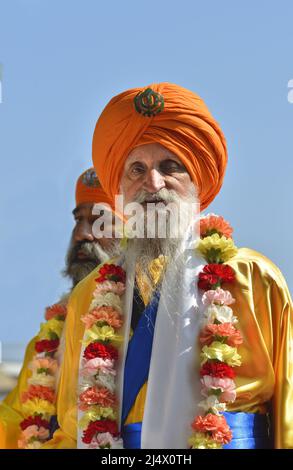 Gravesend, Kent, Großbritannien. 16.. April 2022. Tausende von Mitgliedern der großen Sikh-Gemeinschaft von Gravesend durchlaufen die Stadt vom Guru Nanak Darbar Gur Stockfoto