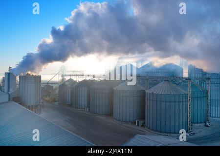 Drohnenblick, großer Aufzug. Lagertrocknung und Logistik von Getreide. Stockfoto