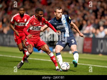 Isaiah Jones von Middlesbrough und Harry Toffolo von Huddersfield Town (rechts) kämpfen während des Sky Bet Championship-Spiels im Riverside Stadium, Middlesbrough, um den Ball. Bilddatum: Montag, 18. April 2022. Stockfoto