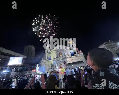 Manila, Philippinen. 16. April 2022. (4/16/2022) Hunderte von katholischen Gläubigen strömten am Vorabend des Ostersonntages in Manila in die Quiapo-Kirche, um den herzerwärmenden „Salubong“ zu erleben, der eine traditionelle Prozession der Wiederinszenierung der Jungfrau Maria darstellt, die ihren Sohn Jesus Christus trifft. In den letzten zwei aufeinander folgenden Jahren wurden religiöse Zusammenkünfte auf den Philippinen verboten, um die Ausbreitung von COVID-19 zu verhindern. (Foto: Sherbien Dacalanio/Pacific Press/Sipa USA) Quelle: SIPA USA/Alamy Live News Stockfoto