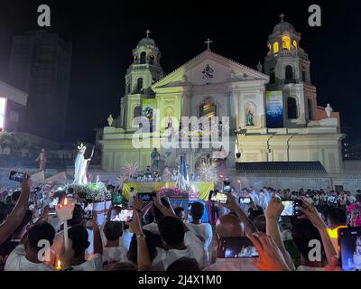 Manila, Philippinen. 16. April 2022. (4/16/2022) Hunderte von katholischen Gläubigen strömten am Vorabend des Ostersonntages in Manila in die Quiapo-Kirche, um den herzerwärmenden „Salubong“ zu erleben, der eine traditionelle Prozession der Wiederinszenierung der Jungfrau Maria darstellt, die ihren Sohn Jesus Christus trifft. In den letzten zwei aufeinander folgenden Jahren wurden religiöse Zusammenkünfte auf den Philippinen verboten, um die Ausbreitung von COVID-19 zu verhindern. (Foto: Sherbien Dacalanio/Pacific Press/Sipa USA) Quelle: SIPA USA/Alamy Live News Stockfoto